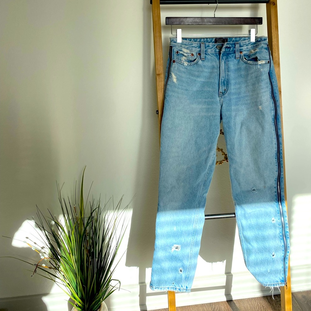 Light/medium wash Abercrombie Jeans size 28/6